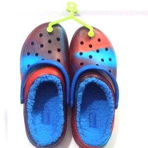 CROCS KIDS RED AND BLUE TIE DYED COZY FUR LINED SHOES SIZE 5 NWT